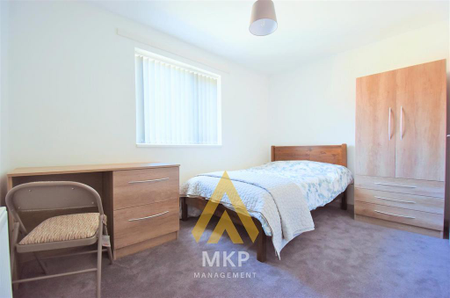 5 bedroom end of terrace house to rent - Photo 3