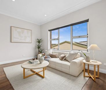 Immaculate updated apartment with harbour glimpses - Photo 1