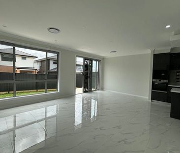 Brand New 5 Bedroom Family Home - Photo 2