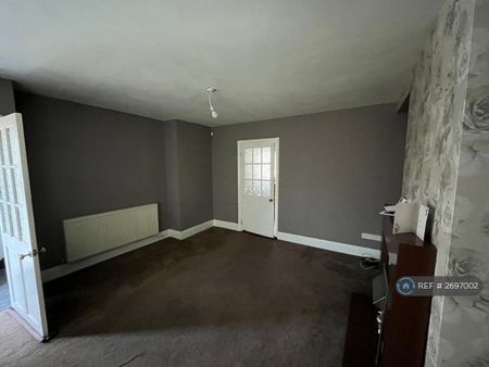 3 bedroom semi-detached house to rent - Photo 3