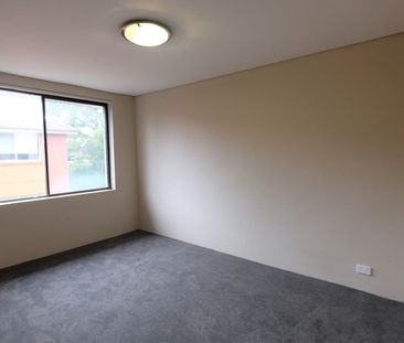 Top Floor Apartment in Prime Kensington Location - Photo 3