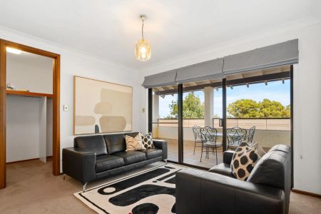 Luxury living only a stone's throw from Leschenault Estuary and shopping centre! - Photo 3