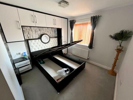 4 bedroom detached house to rent - Photo 4