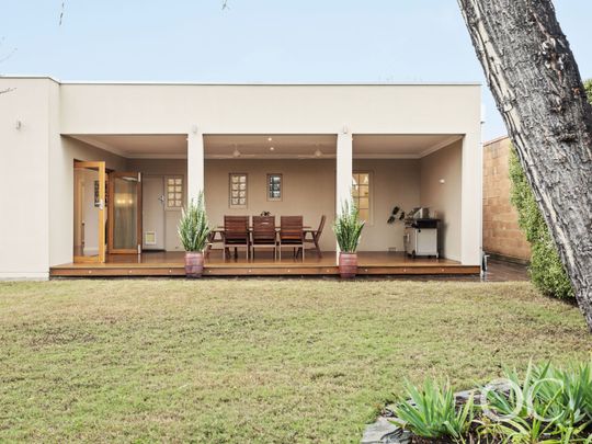 Open the Door To Family Luxury in Fulham Gardens - Photo 1