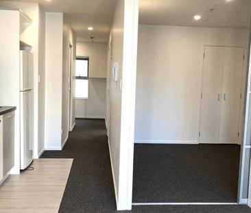 2 Bedroom Modern CBD Apartment ! - Photo 5