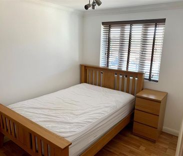 3 bedroom end of terrace house to rent - Photo 2