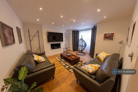 3 bedroom flat to rent - Photo 3