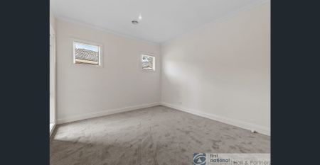 WOW FACTOR, GARDEN MAINTENANCE INCLUDED…. - Photo 3