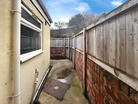 2 bedroom end of terrace house to rent - Photo 2