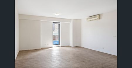 Quiet, Spacious & Perfectly Positioned City-Edge Living - Photo 2