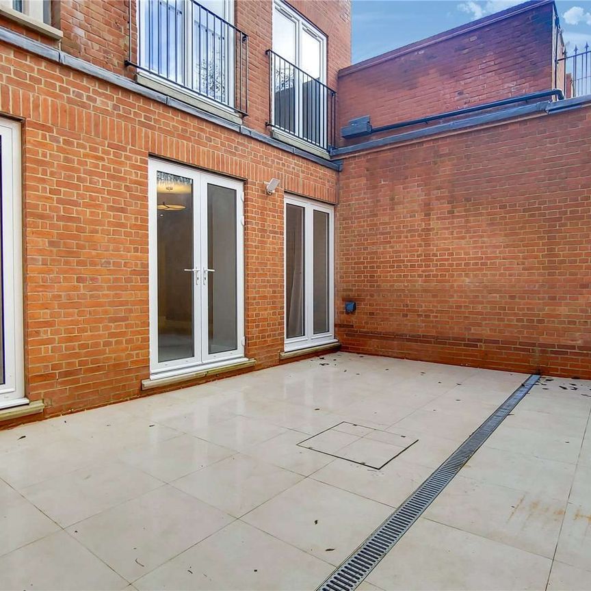 A recently refurbished three bedroom, three bathroom apartment situated in a luxury period property located on Fitzjohn's Avenue NW3. - Photo 1