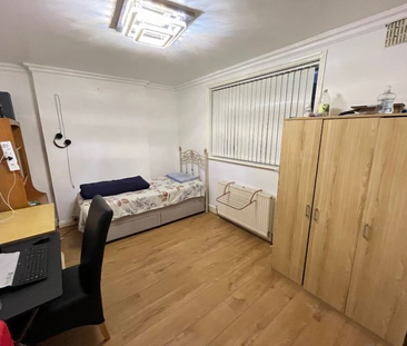 1 bedroom in a house share to rent - Photo 2