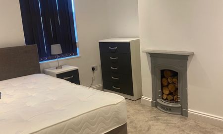 City Centre Three Bed House Share Room 2 - Photo 4