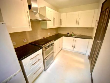 Braybourne Drive, Isleworth - Photo 3