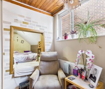 Seymour Gardens, Feltham, TW13 - Photo 1