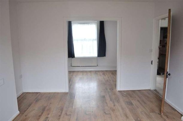 Malling Gardens, Morden, SM4 - Photo 1