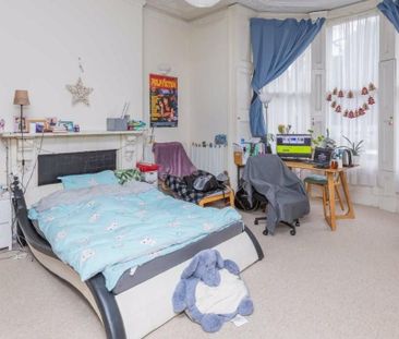 Studio Flat, Whatley Road, BS8 - Photo 1