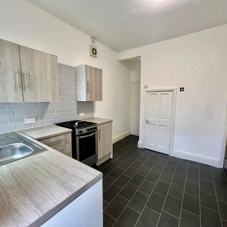 2 bedroom end of terrace house to rent - Photo 1