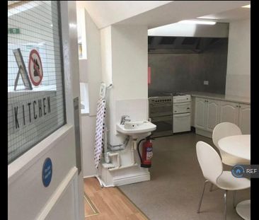 1 bedroom in a house share to rent - Photo 3