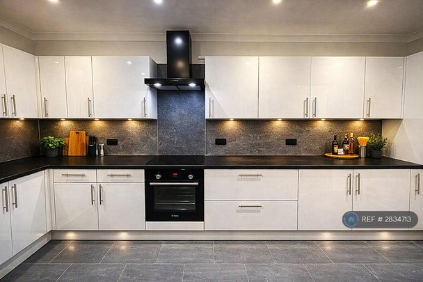 4 bedroom terraced house to rent - Photo 1