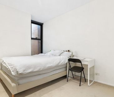 Inner-city style in the vibrant Central Park precinct - Photo 1