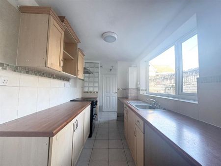 3 bedroom terraced house to rent - Photo 5