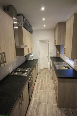 4 bedroom terraced house to rent - Photo 2