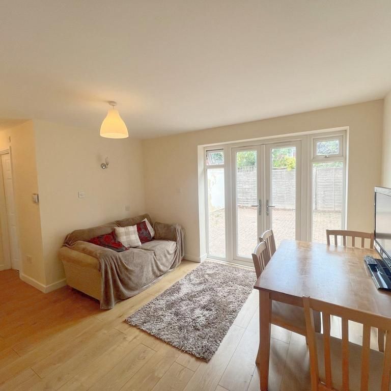 1 bedroom in a house share to rent - Photo 1