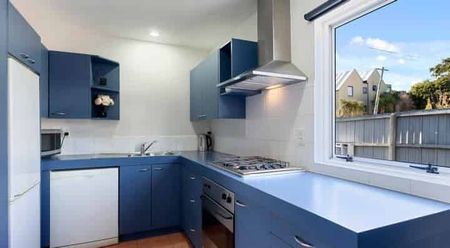 Fully Furnished 2 - 3 Bedroom City Townhouse with Internal Access Garage! - Photo 4