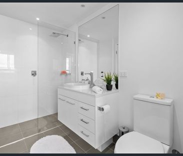 609/20 Labrador St, Labrador, QLD 4215 - Photo 1