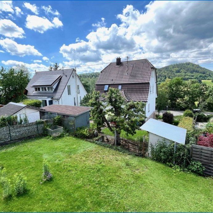 Erstbezug - heimelige 4,5 Zi.-Wohnung im OG und DG mit Fernblick und Garage! - Photo 1