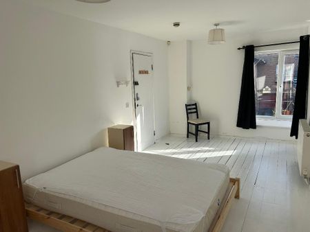 1 bedroom in a house share to rent - Photo 2