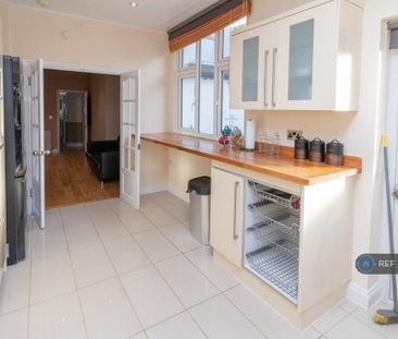 1 bedroom in a house share to rent - Photo 5