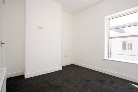 3 bedroom end of terrace house to rent - Photo 4