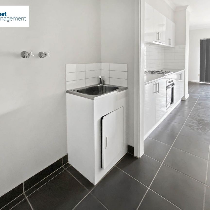 Modern & Contemporary 3 Bedroom Townhouse! A/C in upstairs Master Bedroom - Photo 1