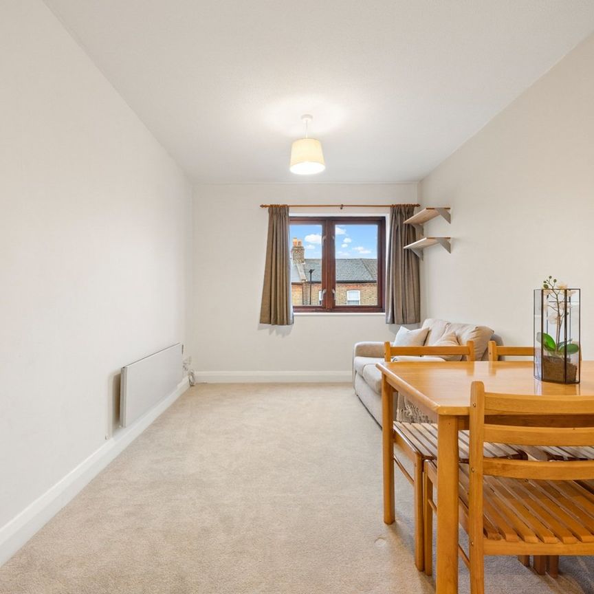 1 Bed Flat, Brook Court, TW8 - Photo 1