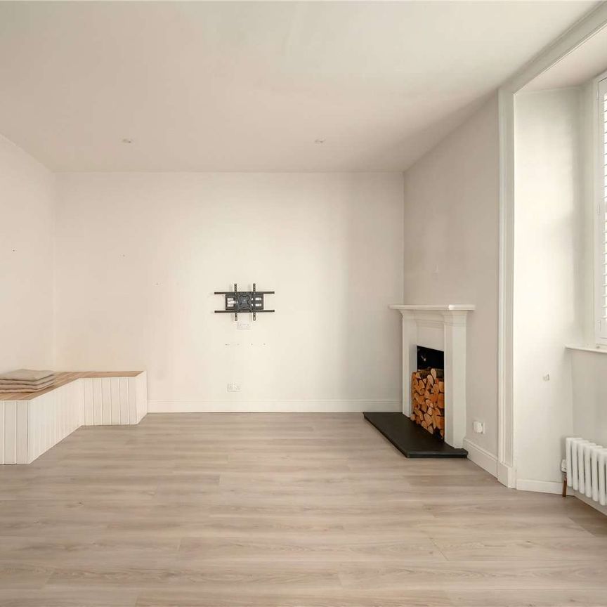 A bright, main door, one bedroom apartment in the heart of the highly desirable New Town. - Photo 1