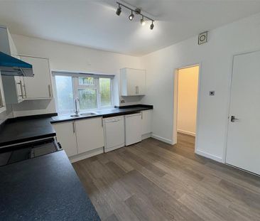 4 bedroom detached house to rent - Photo 2