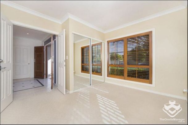 Helensvale Stunning Home in The Perfect Location - Photo 1