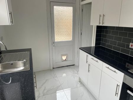 3 bedroom flat to rent - Photo 4