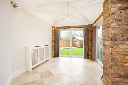 4 bedroom detached house to rent - Photo 2