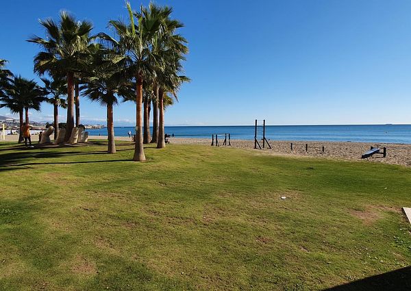 02 – Modern beachfront apartment for rent in Paseo Marítimo Fuengirola