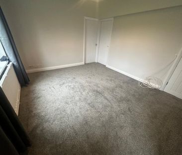 3 bedroom flat to rent - Photo 4