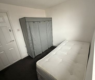 Room in a Shared House, Whingate Avenue, LS12 - Photo 2