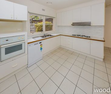 Large Family Home freshly painted throughout with new carpets and b... - Photo 2