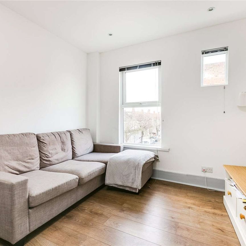 A well presented three bedroom apartment situated in the Munster Village area - Photo 1