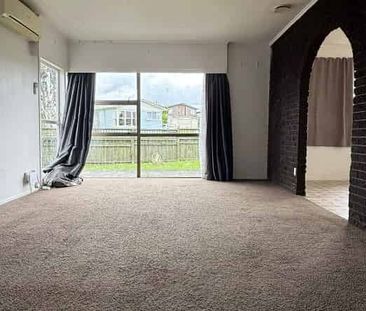 Conveniently Located 3 Bedroom Home in Papakura - Photo 1