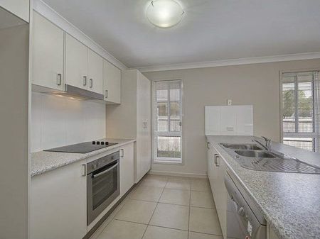 4 Bedroom Modern Home - Photo 3