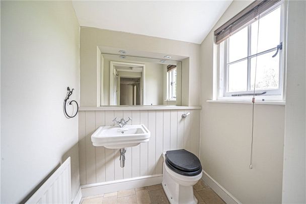 A stunning 4/5 bedroom house with versatile interior and well maintained garden, with beautiful views - Photo 1