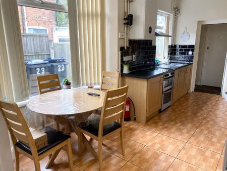 1 bedroom in a house share to rent - Photo 4